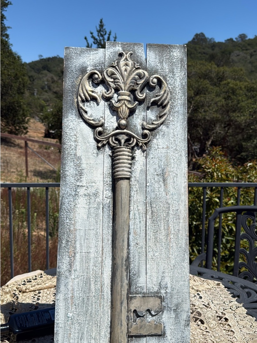 Ornate Antique Key Wall Plaque — Silver Gray Rustic Finish